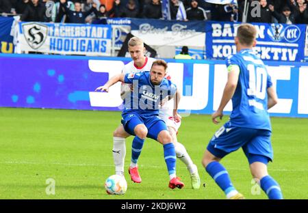 Karlsruher SC 2. Liga locker gegen Holstein Kiel, Verletzung Ambrosius WM-aus BBBank Wildparkstadion Karlsruhe 5 Novem Stockfoto