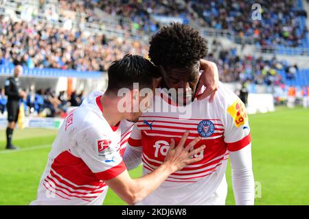 Karlsruher SC 2. Liga locker gegen Holstein Kiel, Verletzung Ambrosius WM-aus BBBank Wildparkstadion Karlsruhe 5 Novem Stockfoto