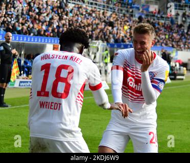 Karlsruher SC 2. Liga locker gegen Holstein Kiel, Verletzung Ambrosius WM-aus BBBank Wildparkstadion Karlsruhe 5 Novem Stockfoto