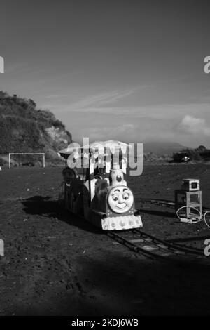 Cikancung, West Java, Indonesien - 23. Oktober 2022 : Schwarzweißfotos, Monochromfotos von Minizügen, die für Besucher ausgeliehen werden können Stockfoto