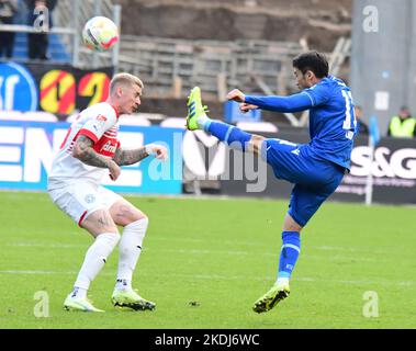 Karlsruher SC 2. Liga locker gegen Holstein Kiel, Verletzung Ambrosius WM-aus BBBank Wildparkstadion Karlsruhe 5 Novem Stockfoto