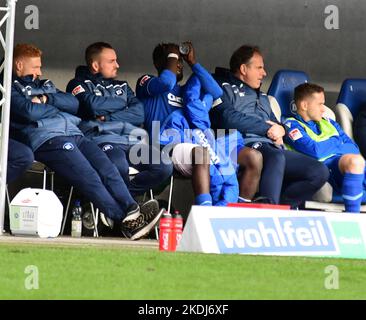 Karlsruher SC 2. Liga locker gegen Holstein Kiel, Verletzung Ambrosius WM-aus BBBank Wildparkstadion Karlsruhe 5 Novem Stockfoto