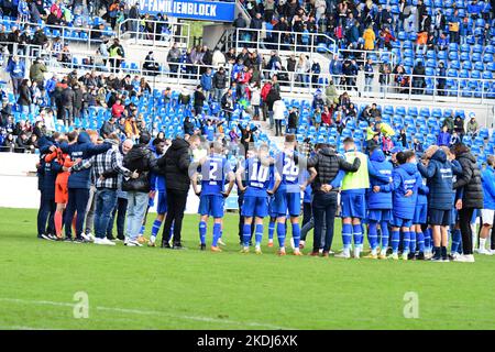 Karlsruher SC 2. Liga locker gegen Holstein Kiel, Verletzung Ambrosius WM-aus BBBank Wildparkstadion Karlsruhe 5 Novem Stockfoto