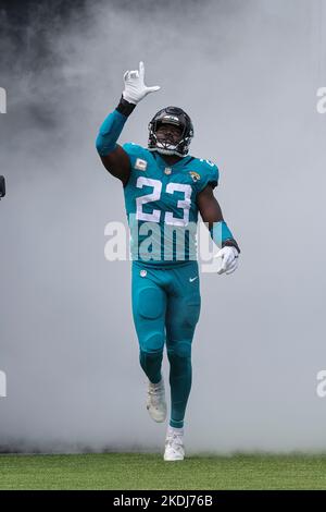 Samstag, 6. November 2022; Jacksonville, FL USA; Der Jacksonville Jaguars Linebacker Foyesade Oluokun (23) läuft vom Tunnel am Anfang einer NFL Stockfoto