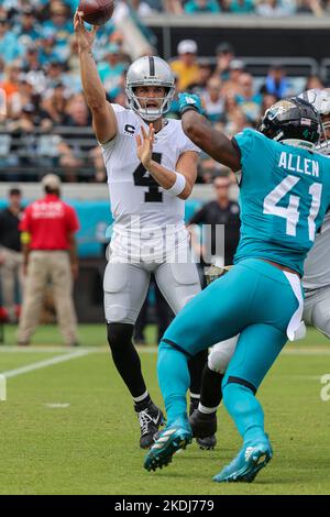 Samstag, 6. November 2022; Jacksonville, FL USA; Der Quarterback der Las Vegas Raiders Derek Carr (4) fällt während eines NFL-Spiels gegen den Jack zurück Stockfoto