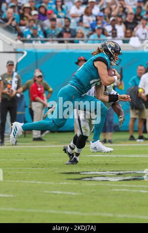 Samstag, 6. November 2022; Jacksonville, FL USA; Jacksonville Jaguars Quarterback Trevor Lawrence (16) läuft mit dem Ball für den ersten Down während Stockfoto