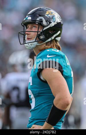 Samstag, 6. November 2022; Jacksonville, FL USA; Jacksonville Jaguars Quarterback Trevor Lawrence (16) erblicken während eines NFL-Gams den Jumbotron Stockfoto