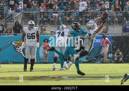 Samstag, 6. November 2022; Jacksonville, FL USA; Der Las Vegas Raiders Wide Receiver Hunter Renfrow (13) kann den Empfang während eines NFL g nicht durchführen Stockfoto