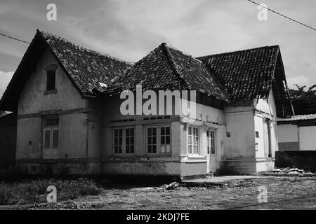 Cikancung, West Java, Indonesien - 24. Oktober 2022:Schwarzweißfoto, Monochromfoto eines gruseligen alten Hauses Stockfoto