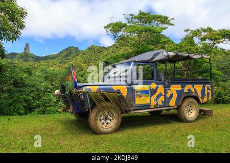 Ein Raro Safari Touren Land Rover hoch in den Hügeln der Insel Rarotonga, Cookinseln. Auf der linken Seite befindet sich die Nadel, eine markante Felsformation Stockfoto