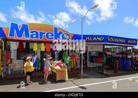 Ein Souvenirladen auf dem Punanga Nui Markt in Rarotonga. Cook-Inseln, die Kleidung, Leis und andere Souvenirs verkaufen Stockfoto