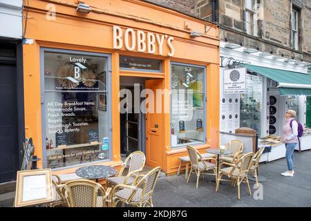 Bobbys Café und Café im Stadtzentrum von Edinburgh mit Model-released Dame außerhalb, Edinburgh, Schottland, Großbritannien im Sommer 2022 Stockfoto