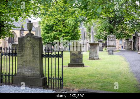 Greyfriars kirkyard kirk im Stadtzentrum von Edinburgh, Schottland, Großbritannien, Sommer 2022 Stockfoto