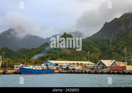 Rarotonga, Cook-Inseln. Der Hafen und die Stadt Avarua, hinter der sich Berge erheben Stockfoto