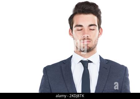 Schließen Sie einfach Ihre Augen und gehen Sie das Risiko ein. Studioaufnahme eines jungen Geschäftsmannes, isoliert auf Weiß. Stockfoto