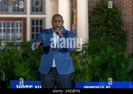 YONKERS, NEW YORK - 06. NOVEMBER: Der Kongressabgeordnete Jamaal Bowman spricht während einer „Get Out the Vote“-Kundgebung, um am 06. November 2022 in Yonkers, New York, die Gouverneurin Kathy Hochul für eine volle Amtszeit im Sarah Lawrence College zu wählen. Kredit: Ron Adar/Alamy Live Nachrichten Stockfoto
