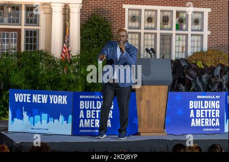 YONKERS, NEW YORK - 06. NOVEMBER: Der Kongressabgeordnete Jamaal Bowman spricht während einer „Get Out the Vote“-Kundgebung, um am 06. November 2022 in Yonkers, New York, die Gouverneurin Kathy Hochul für eine volle Amtszeit im Sarah Lawrence College zu wählen. Kredit: Ron Adar/Alamy Live Nachrichten Stockfoto