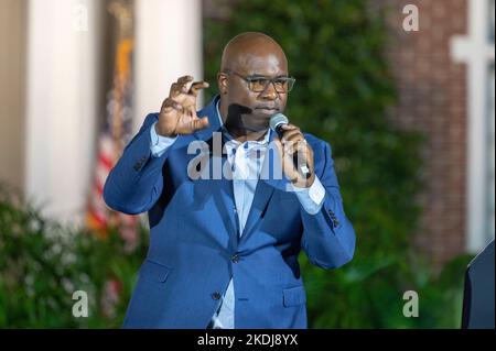 YONKERS, NEW YORK - 06. NOVEMBER: Der Kongressabgeordnete Jamaal Bowman spricht während einer „Get Out the Vote“-Kundgebung, um am 06. November 2022 in Yonkers, New York, die Gouverneurin Kathy Hochul für eine volle Amtszeit im Sarah Lawrence College zu wählen. Kredit: Ron Adar/Alamy Live Nachrichten Stockfoto