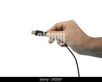 Eine männliche Hand mit einem USB-Stecker in der Hand auf transparentem Hintergrund Stockfoto