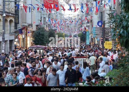 ISTANBUL, TURKIYE - 11. SEPTEMBER 2022: Menschen auf der Istiklal Avenue, dem beliebtesten Ziel Istanbuls für Shopping und Unterhaltung. Stockfoto