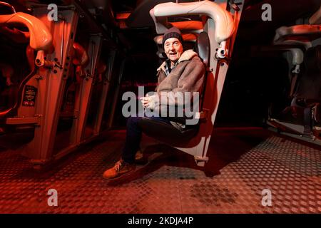 REDAKTIONELLE VERWENDUNG NUR John Wardley, Schöpfer von Nemesis auf der letzten Fahrt im Alton Towers Resort in Staffordshire, bevor es für eine Renovierung bis 2024 schließt. Bilddatum: Sonntag, 6. November 2022. Stockfoto