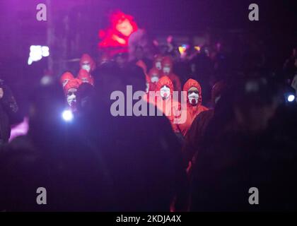 REDAKTIONELLE VERWENDUNG NUR die Phalanx, Figuren, die mit der Nemesis-Achterbahn in den Alton Towers in Staffordshire verbunden sind, beginnen den Prozess der Schließung der Fahrt für eine Umgestaltung bis 2024. Bilddatum: Sonntag, 6. November 2022. Stockfoto