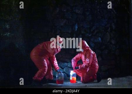 REDAKTIONELLE VERWENDUNG NUR die Phalanx, Figuren, die mit der Nemesis-Achterbahn in den Alton Towers in Staffordshire verbunden sind, beginnen den Prozess der Schließung der Fahrt für eine Umgestaltung bis 2024. Bilddatum: Sonntag, 6. November 2022. Stockfoto