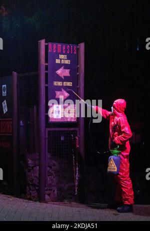 REDAKTIONELLE VERWENDUNG NUR die Phalanx, Figuren, die mit der Nemesis-Achterbahn in den Alton Towers in Staffordshire verbunden sind, beginnen den Prozess der Schließung der Fahrt für eine Umgestaltung bis 2024. Bilddatum: Sonntag, 6. November 2022. Stockfoto