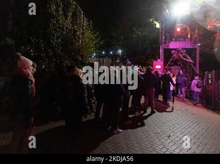 REDAKTIONELLE VERWENDUNG NUR Thrillseekers strömten zum Alton Towers Resort in Staffordshire, um Nemesis ein letztes Mal zu fahren, bevor es für eine Renovierung bis 2024 geschlossen wurde. Bilddatum: Sonntag, 6. November 2022. Stockfoto