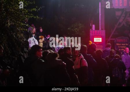 REDAKTIONELLE VERWENDUNG NUR Thrillseekers strömten zum Alton Towers Resort in Staffordshire, um Nemesis ein letztes Mal zu fahren, bevor es für eine Renovierung bis 2024 geschlossen wurde. Bilddatum: Sonntag, 6. November 2022. Stockfoto