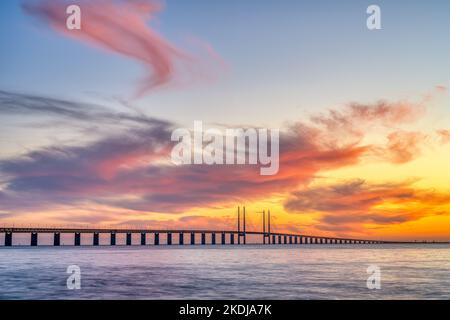 Die berühmte Öresundbrücke zwischen Dänemark und Schweden nach einem spektakulären Sonnenuntergang Stockfoto