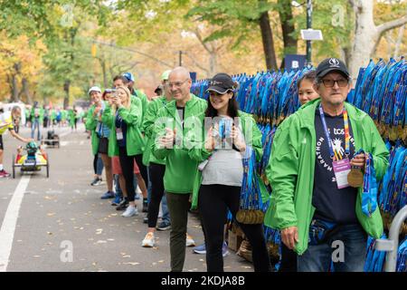 New York, Usa. 06.. November 2022. Freiwillige helfen den Finishern des 51. TCS NYC Marathons mit ihren Medaillen im Central Park. Das für die Saison unwetterbare heiße und feuchte Wetter beeinflusste viele Läufer und schuf ungesunde Bedingungen. (Foto von Lev Radin/Pacific Press) Quelle: Pacific Press Media Production Corp./Alamy Live News Stockfoto