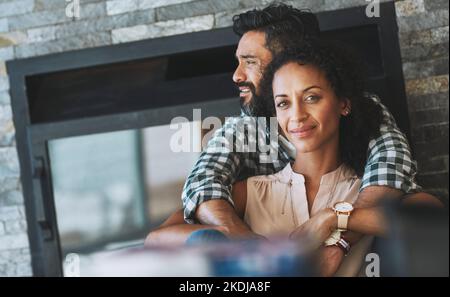 Wir lebten unsere glücklich immer danach. Porträt eines glücklichen, entspannten Paares, das sich zu Hause entspannt. Stockfoto