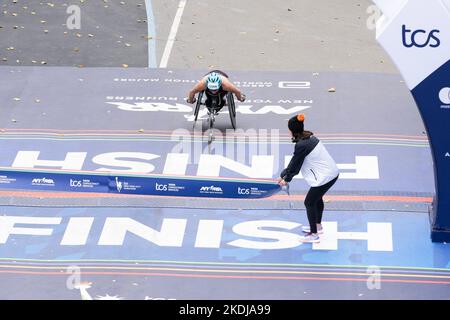 New York, Usa. 06.. November 2022. Susannah Scaroni von der US-Siegerin mit dem 1.. Platz in der Women Wheelchair Division überquert die Ziellinie beim 51. TCS NYC Marathon im Central Park. Für den Marathon lief sie 1:42:43 Stunden. Das für die Saison unwetterbare heiße und feuchte Wetter beeinflusste viele Läufer und schuf ungesunde Bedingungen. (Foto von Lev Radin/Pacific Press) Quelle: Pacific Press Media Production Corp./Alamy Live News Stockfoto