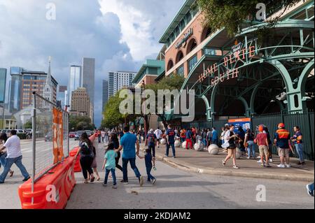 Houston, USA. 06.. November 2022. Die Houstonier versammeln sich im Minute Maid Park, um am Sonntag, dem 6. November 2022, das Straßenfest in der Innenstadt von Houston zu feiern und zu genießen, nachdem die Astros die 2022 Wold Series gewonnen haben. Fans standen Schlange, um den Team Store zu betreten und offizielle Weltmeisterhemden und Memoribilien zu kaufen. (Foto von Jennifer Lake/SIPA USA) Quelle: SIPA USA/Alamy Live News Stockfoto