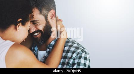 Sie verlieben sich jeden Tag ein wenig mehr. Ein glückliches Paar, das zu Hause einen liebevollen Moment miteinander teilt. Stockfoto