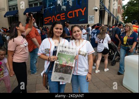 Houston, USA. 06.. November 2022. Die Houstonier versammeln sich im Minute Maid Park, um am Sonntag, dem 6. November 2022, das Straßenfest in der Innenstadt von Houston zu feiern und zu genießen, nachdem die Astros die 2022 Wold Series gewonnen haben. Fans standen Schlange, um den Team Store zu betreten und offizielle Weltmeisterhemden und Memoribilien zu kaufen. (Foto von Jennifer Lake/SIPA USA) Quelle: SIPA USA/Alamy Live News Stockfoto