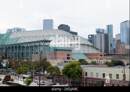 Houston, USA. 06.. November 2022. Die Houstonier versammeln sich im Minute Maid Park, um am Sonntag, dem 6. November 2022, das Straßenfest in der Innenstadt von Houston zu feiern und zu genießen, nachdem die Astros die 2022 Wold Series gewonnen haben. Fans standen Schlange, um den Team Store zu betreten und offizielle Weltmeisterhemden und Memoribilien zu kaufen. (Foto von Jennifer Lake/SIPA USA) Quelle: SIPA USA/Alamy Live News Stockfoto