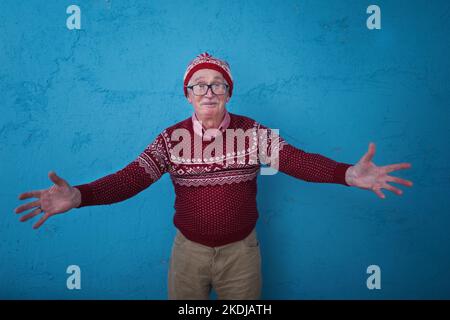 Porträt eines glücklichen älteren Mannes in Chrstidas-Pullover. Stockfoto