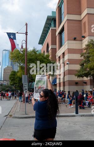 Houston, USA. 06.. November 2022. Die Houstonier versammeln sich im Minute Maid Park, um am Sonntag, dem 6. November 2022, das Straßenfest in der Innenstadt von Houston zu feiern und zu genießen, nachdem die Astros die 2022 Wold Series gewonnen haben. Fans standen Schlange, um den Team Store zu betreten und offizielle Weltmeisterhemden und Memoribilien zu kaufen. (Foto von Jennifer Lake/SIPA USA) Quelle: SIPA USA/Alamy Live News Stockfoto