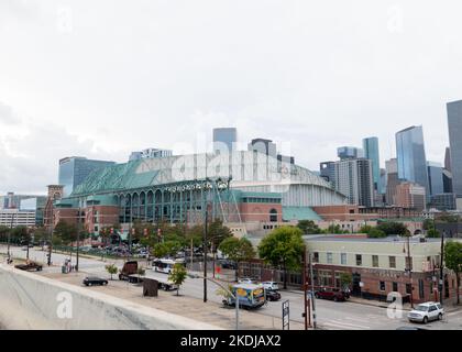 Houston, USA. 06.. November 2022. Die Houstonier versammeln sich im Minute Maid Park, um am Sonntag, dem 6. November 2022, das Straßenfest in der Innenstadt von Houston zu feiern und zu genießen, nachdem die Astros die 2022 Wold Series gewonnen haben. Fans standen Schlange, um den Team Store zu betreten und offizielle Weltmeisterhemden und Memoribilien zu kaufen. (Foto von Jennifer Lake/SIPA USA) Quelle: SIPA USA/Alamy Live News Stockfoto