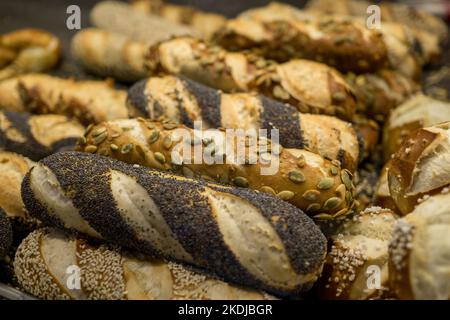 Viele verschiedene Brezelrollen mit Körnern und Samen Stockfoto