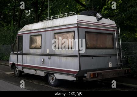 Alte alte alte Camper van geparkt auf der Straße von hinten Stockfoto
