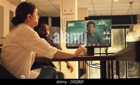 Freiberufler im Gespräch mit Manager bei Online-Videocall-Meetings, Ferngespräche bei Telefonkonferenzen mit Webcam. Verwenden des Computers zum Chatten bei Videokonferenzanrufen. Stockfoto