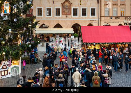 Menschen auf dem Altstädter Ring (alias Staromestske Namesti) auf dem berühmten traditionellen Weihnachtsmarkt in Prag, Tschechien. Stockfoto