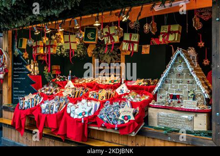 Traditionelle handgemachte handgemachte Süßigkeiten und Kuchen werden während des berühmten Weihnachtsmarktes in Wien, Österreich, in einem mit Holz dekorierten Stand verkauft. Stockfoto