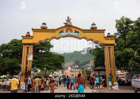 Juli 8. 2022 Haridwar Indien. Das Eingangstor des Gau Ghat am Ufer des Ganges. Stockfoto