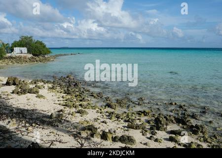 Dhiffushi ist die östlichste bewohnte Insel der Malediven und erlebt den Sonnenaufgang zuerst im Land. Wunderschöne Nachmittagsszene. Stockfoto