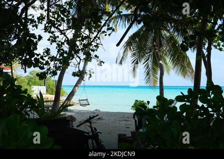 Dhiffushi ist die östlichste bewohnte Insel der Malediven und erlebt den Sonnenaufgang zuerst im Land. Wunderschöne Nachmittagsszene. Stockfoto