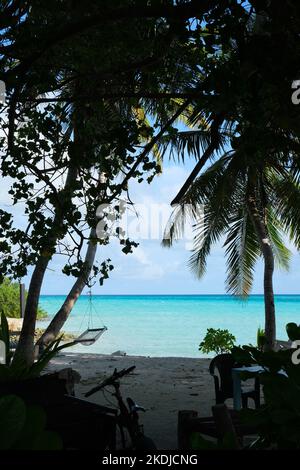 Dhiffushi ist die östlichste bewohnte Insel der Malediven und erlebt den Sonnenaufgang zuerst im Land. Wunderschöne Nachmittagsszene. Stockfoto